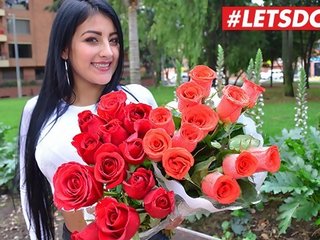 Брюнетка приймає для дорослих відео над троянди #letsdoeit