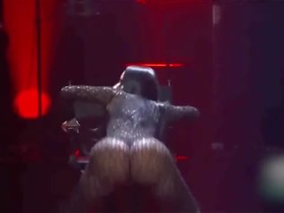 Nicki minaj dances en son tongs et bikinis si vous pouvoir jackoff à son corps