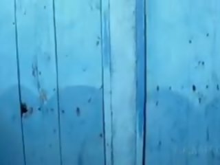আফ্রো যে মহিলা প্রলুব্ধ করে দান মুখে মুখে বয়স্ক চলচ্চিত্র থেকে একটি সাদা বিদেশী