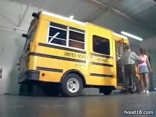 Noir poulette baise sur la école autobus