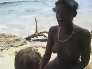 Me lesh afrikane i dashur qij euro lassie në the plazh