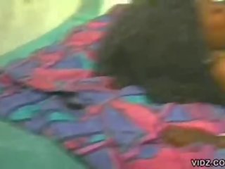 Sexy mulatta pollastrella prende sporco con afro bellimbusto