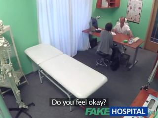 Fakehospital mustanahaline juuksed õpilane tahab nokkija